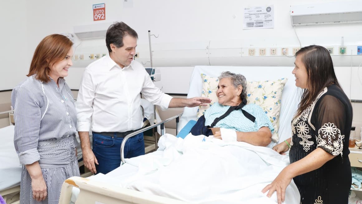 prefeito evandro e primeira dama cristiane conversam com uma senhora num leito do hospital da mulher